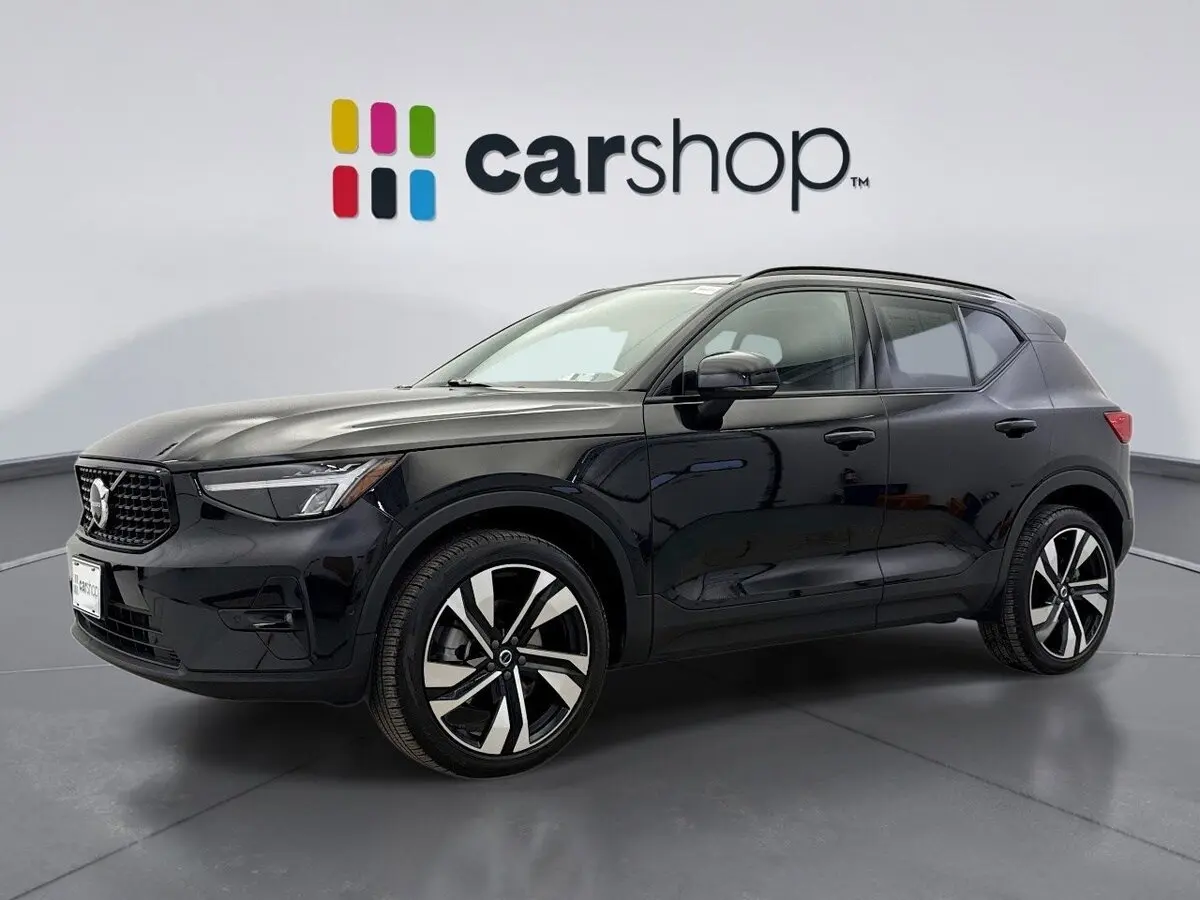 2024 Volvo XC40 Plus's photo