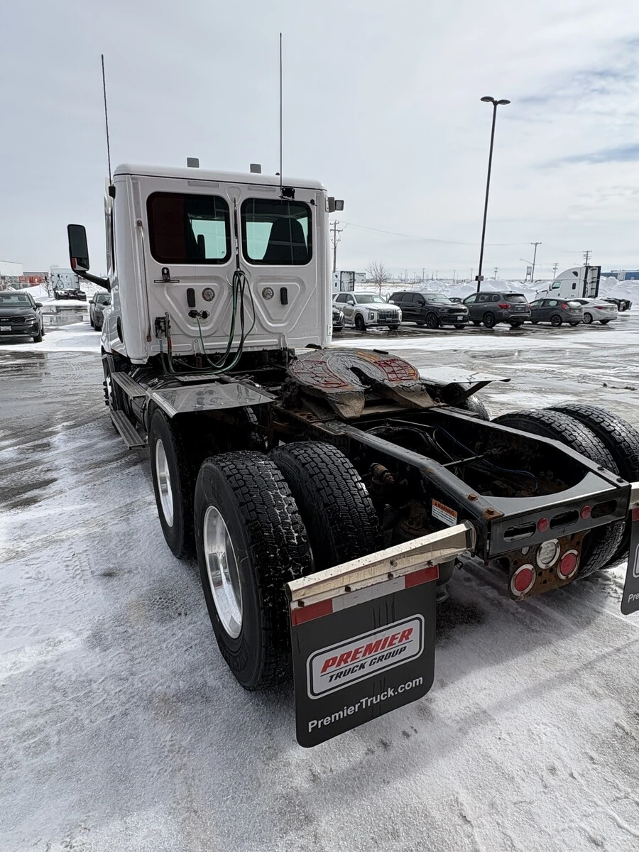 2021 Freightliner Cascadia - image 7