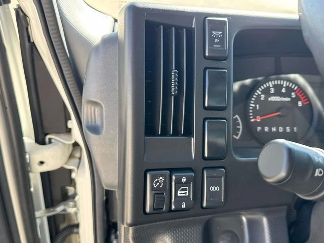 2025 Isuzu NPR - image 23