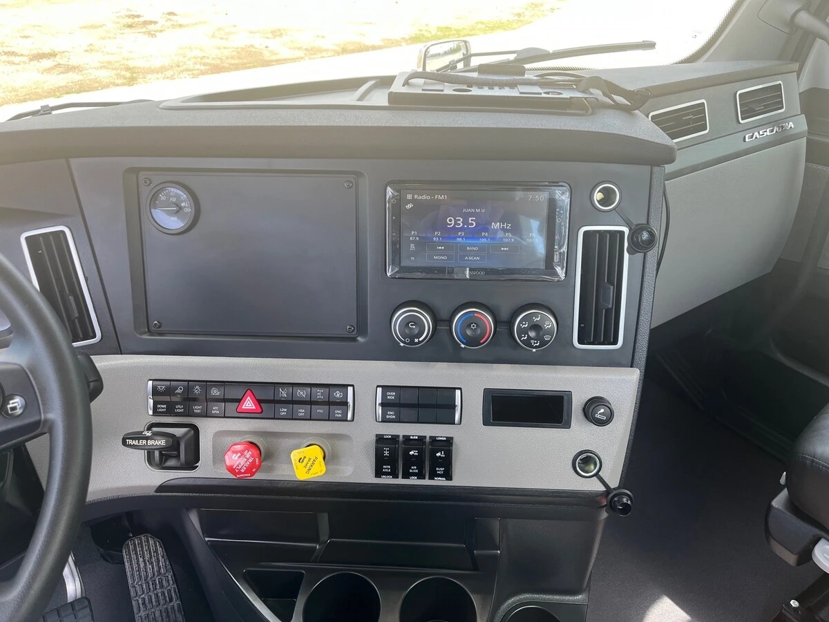 2027 Freightliner Cascadia - image 10