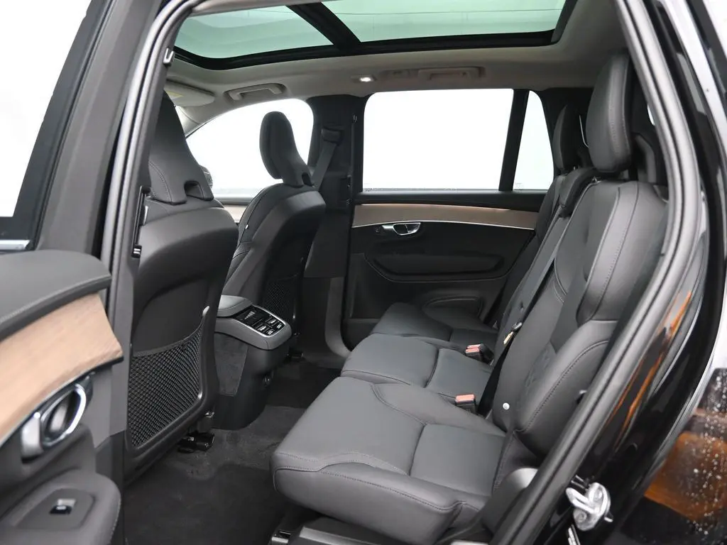 2026 Volvo - image 25