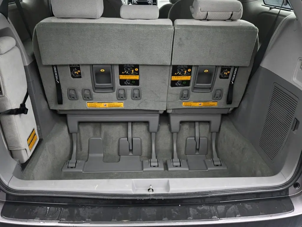 2014 Toyota Sienna LE photo 11