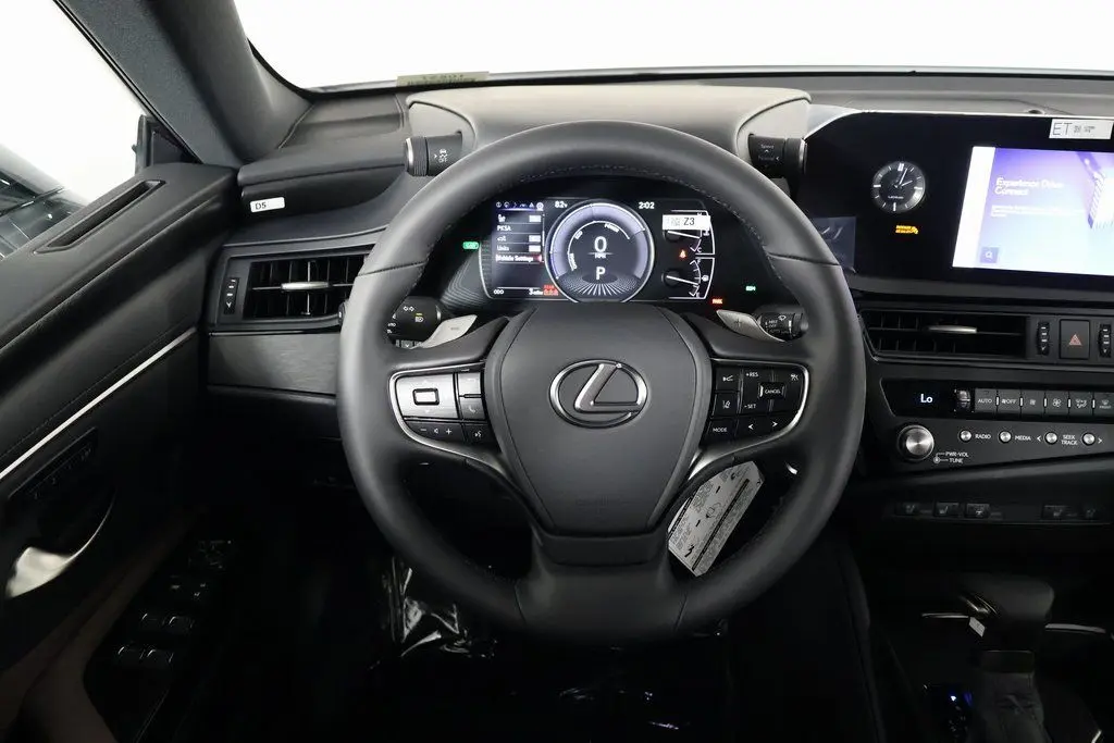 2025 Lexus ES 300h photo 3