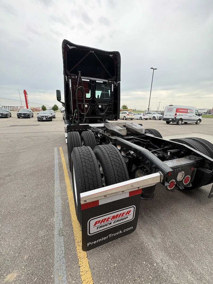 2023 Freightliner Cascadia — photo 6