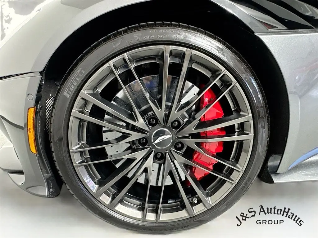 2021 Aston Martin DBS photo 30