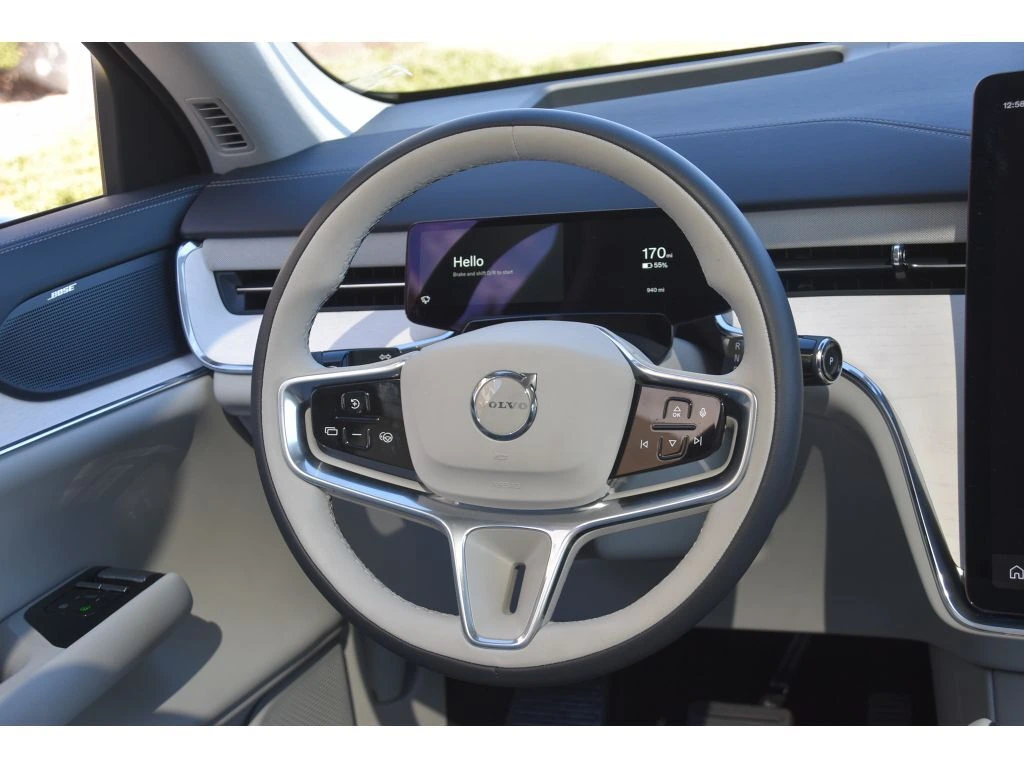 2025 Volvo - image 19