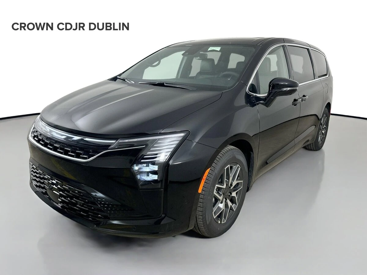 2027 Chrysler Pacifica Limited's photo