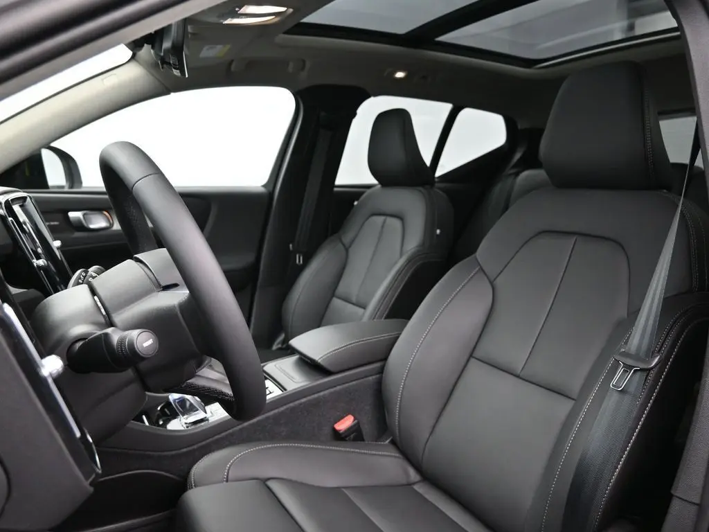 2025 Volvo - image 20