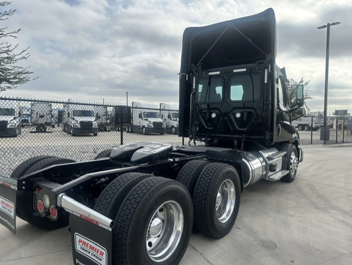2023 Freightliner Cascadia — photo 8