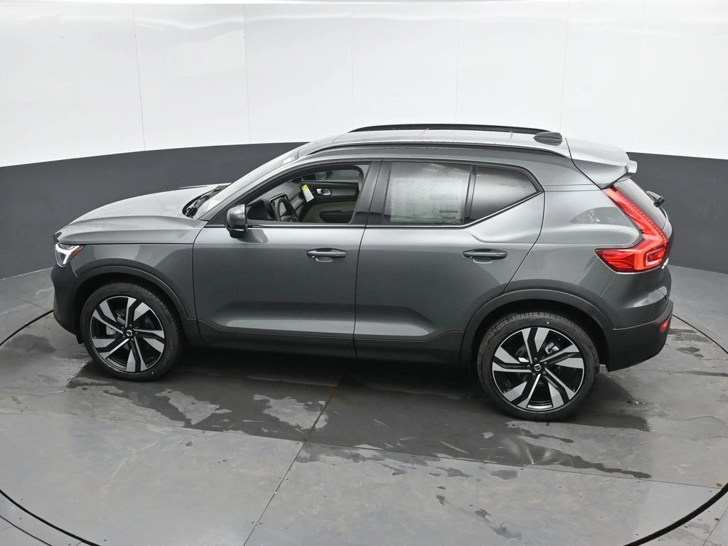 2026 Volvo - image 37