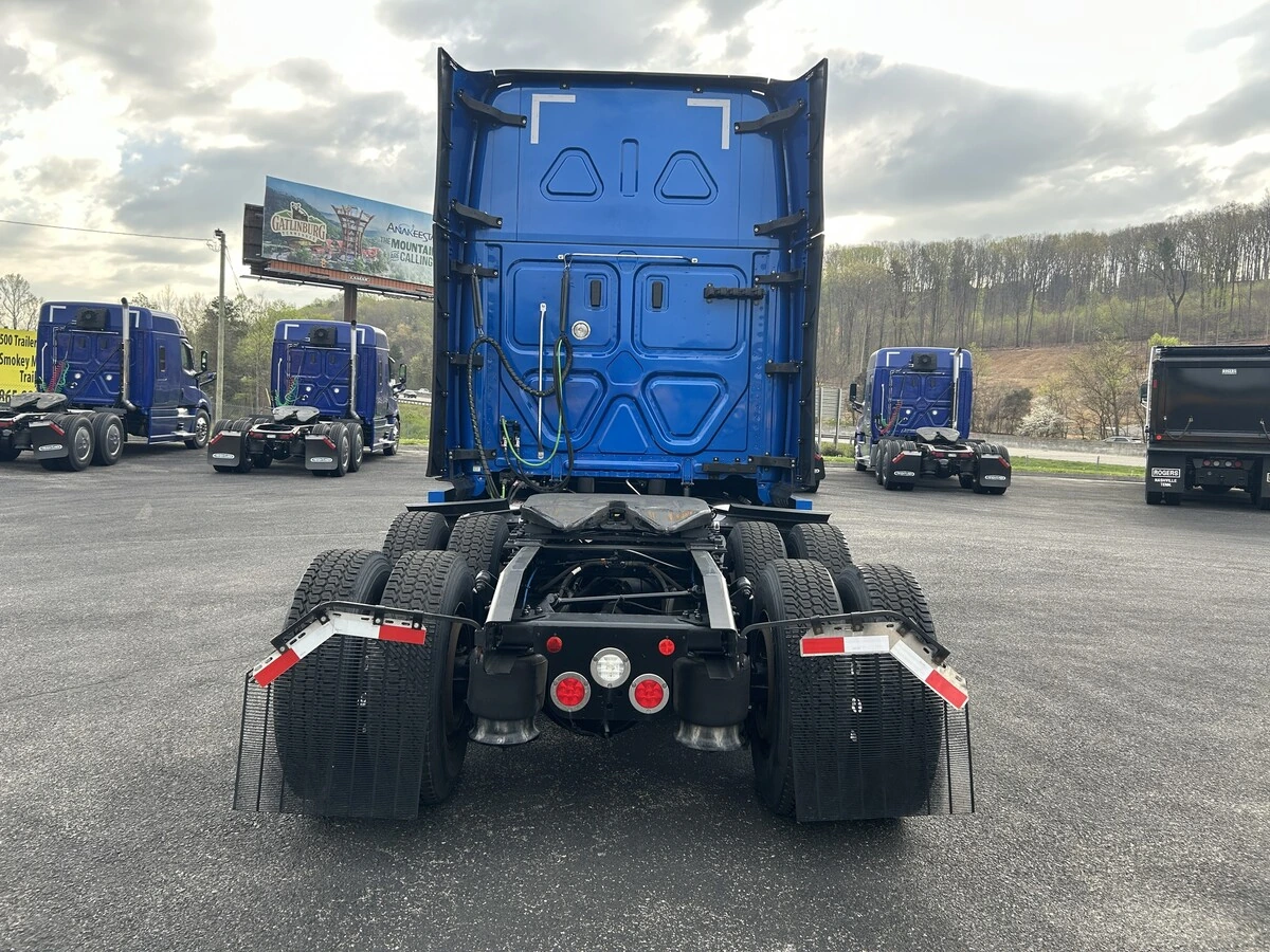 2022 Freightliner Cascadia - image 4