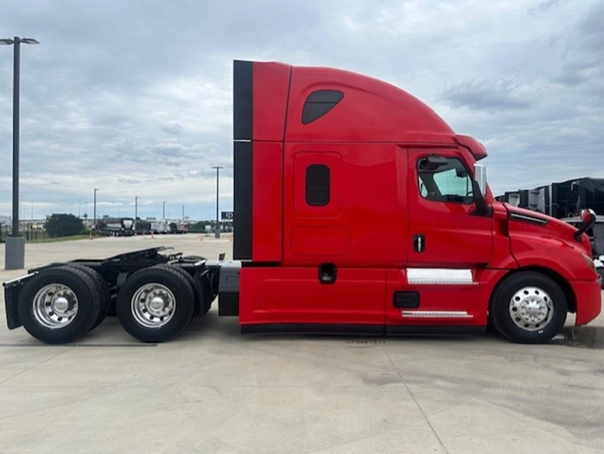 2022 Freightliner Cascadia — photo 7