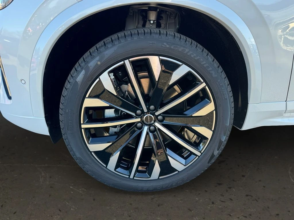 2026 Volvo - image 25
