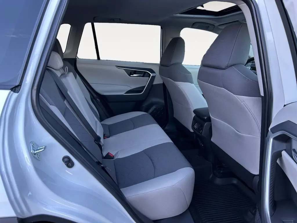 2025 Toyota RAV4 XLE photo 11