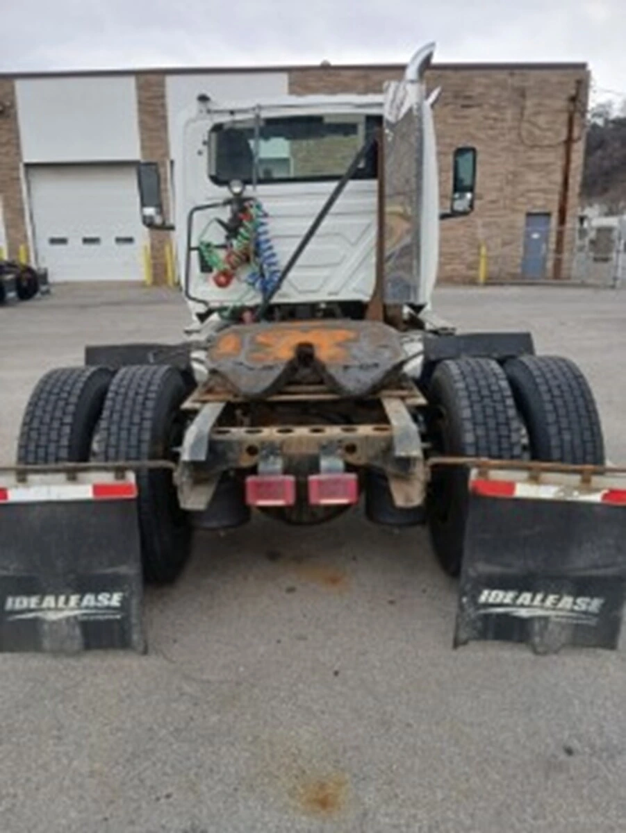 2020 International LT - image 4