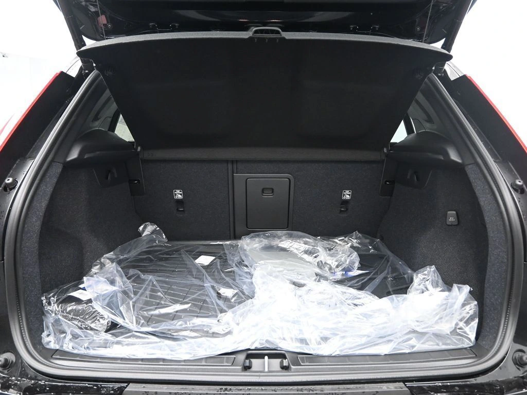 2026 Volvo - image 25