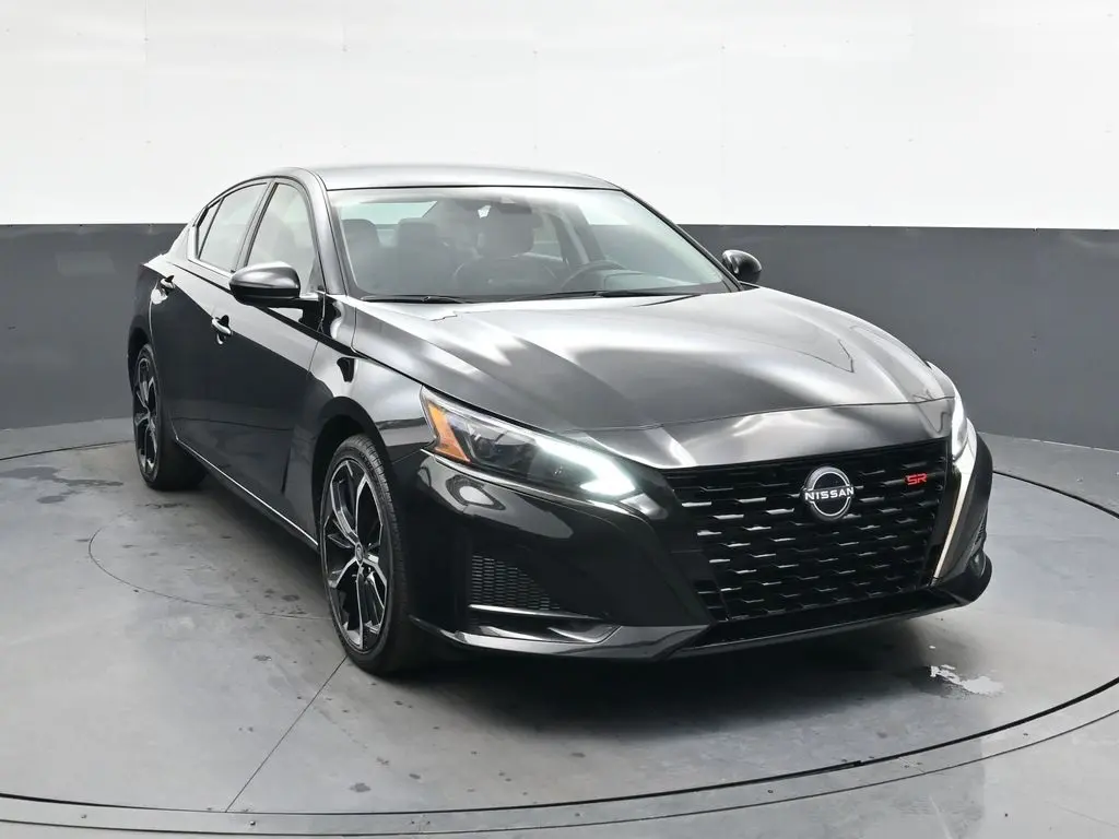 2023 Nissan Altima SR's photo