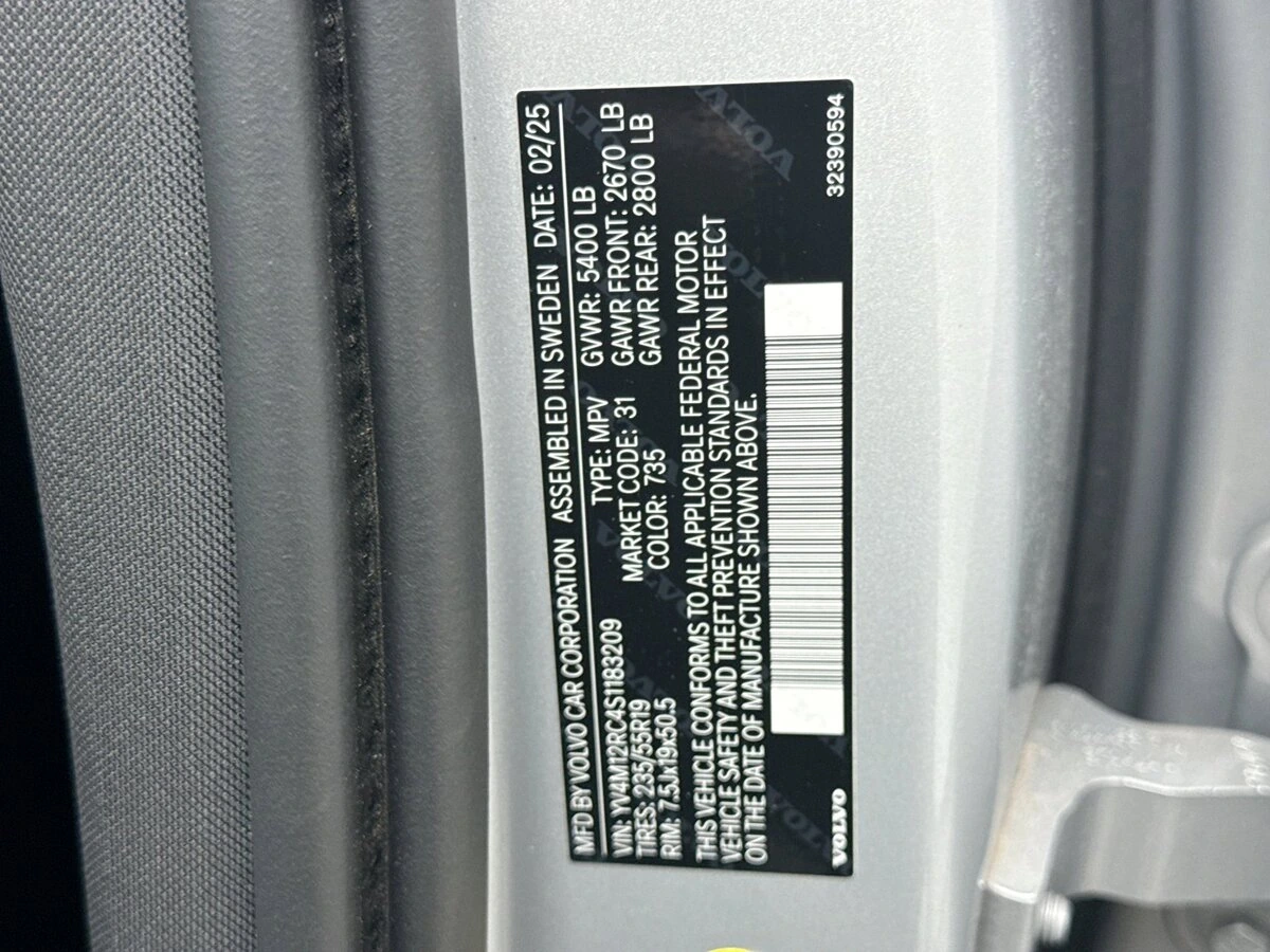 2025 Volvo - image 13