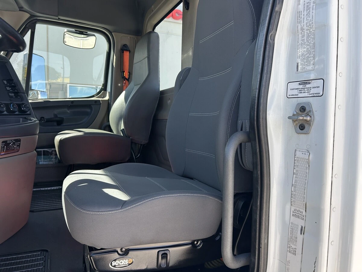 2016 Freightliner Cascadia - image 17