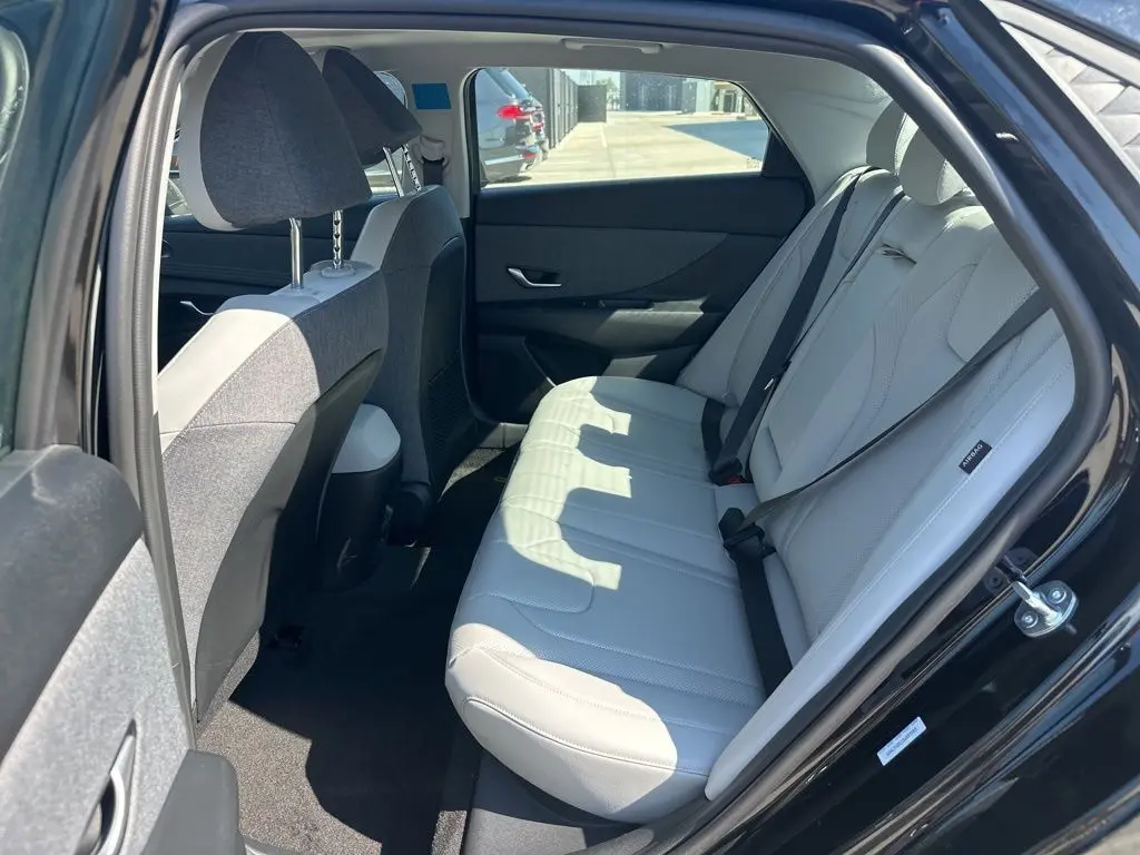2025 Hyundai Elantra Limited photo 18