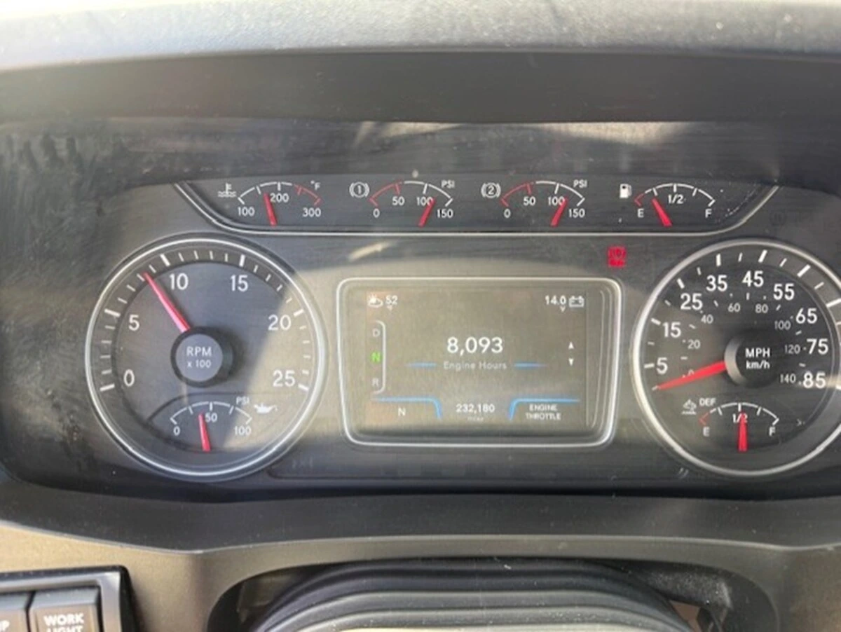 2022 International LT - image 6