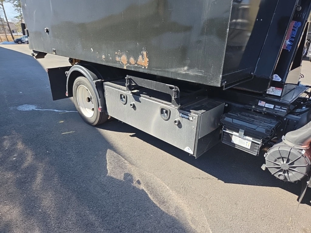 2024 Isuzu NPR - image 5