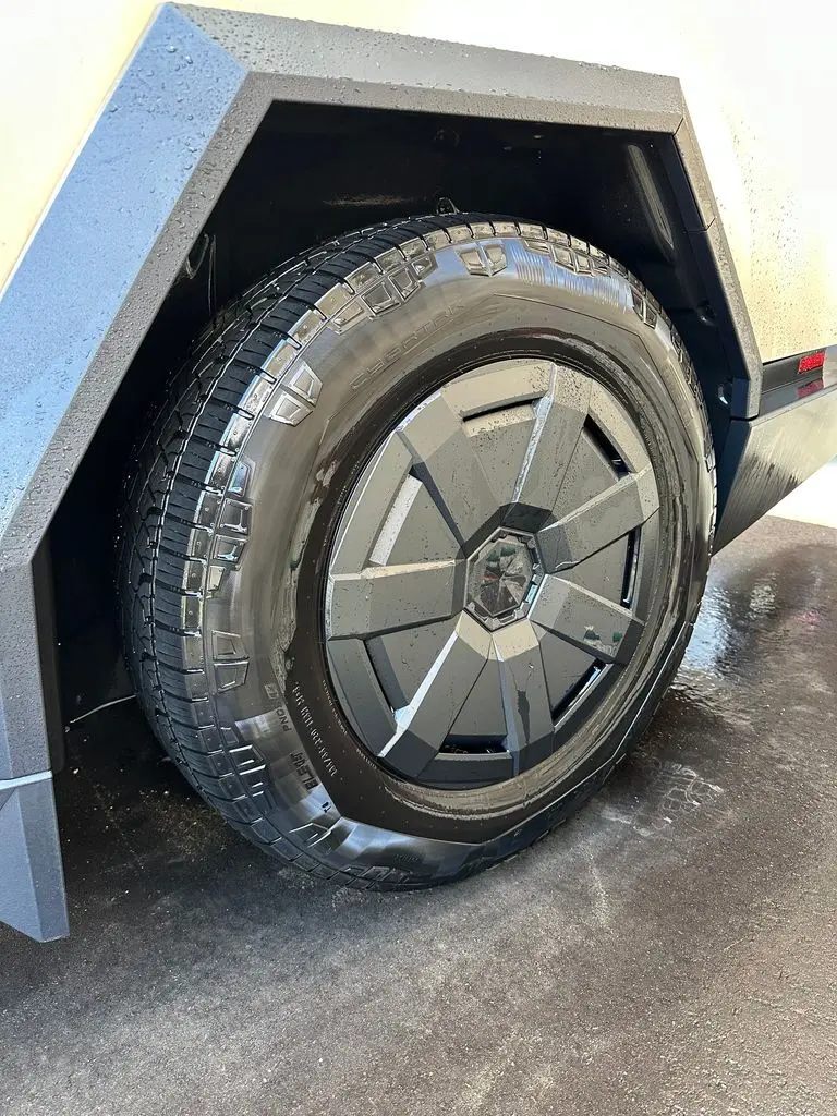 2024 Tesla Cybertruck photo 3