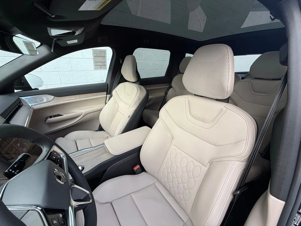 2025 Volvo - image 26