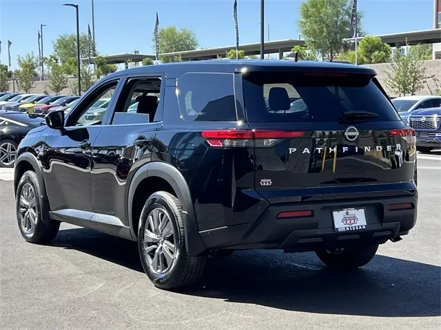 2025 Nissan Pathfinder S photo 2