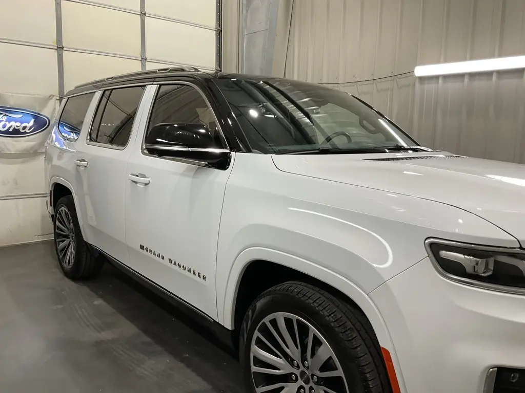 2023 Jeep Grand Wagoneer III photo 4