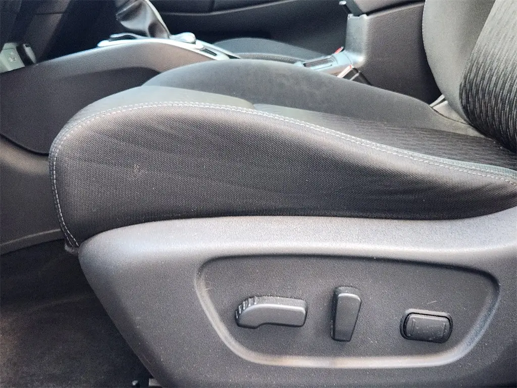 2019 Nissan Rogue SV photo 15