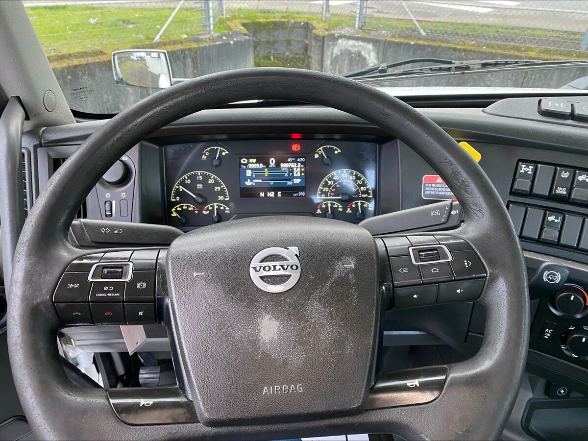 2018 Volvo VNL 860 - image 8