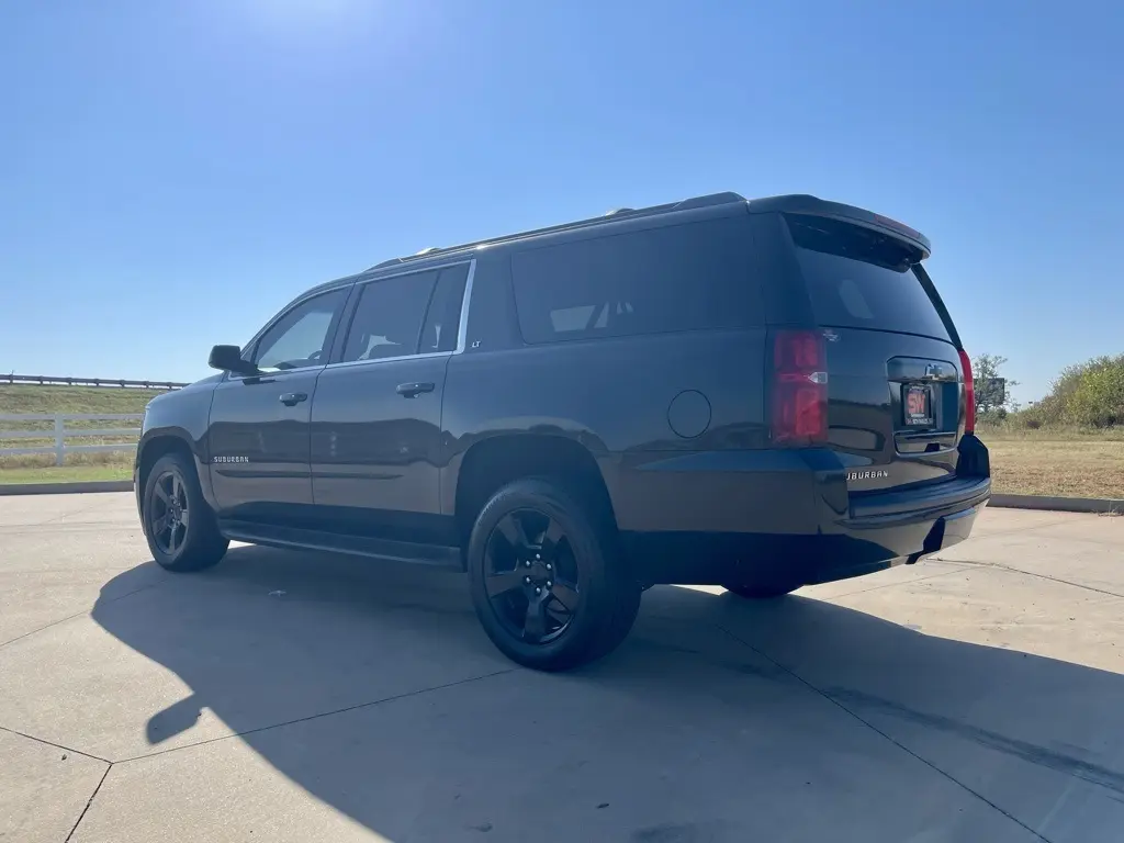 2018 Chevrolet Suburban LT photo 4