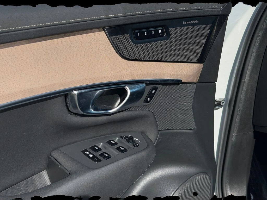 2025 Volvo - image 15