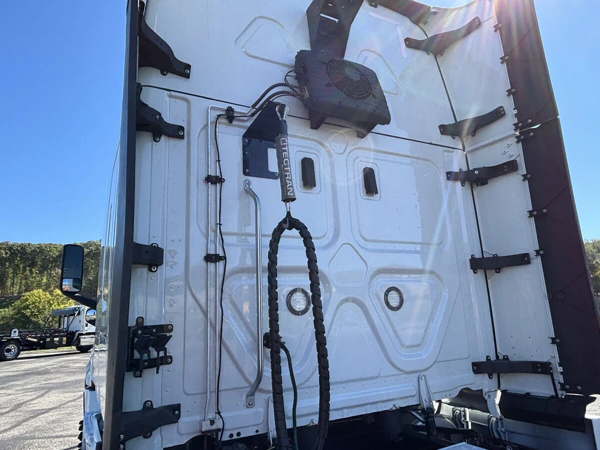 2022 Freightliner Cascadia — photo 8