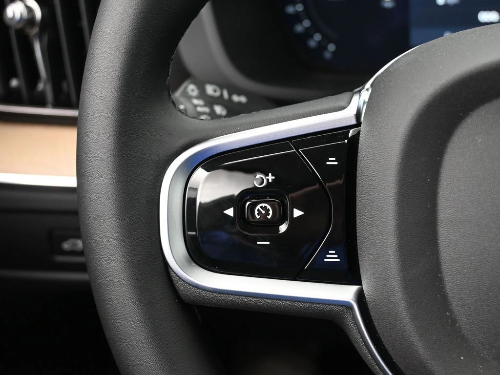 2026 Volvo - image 11