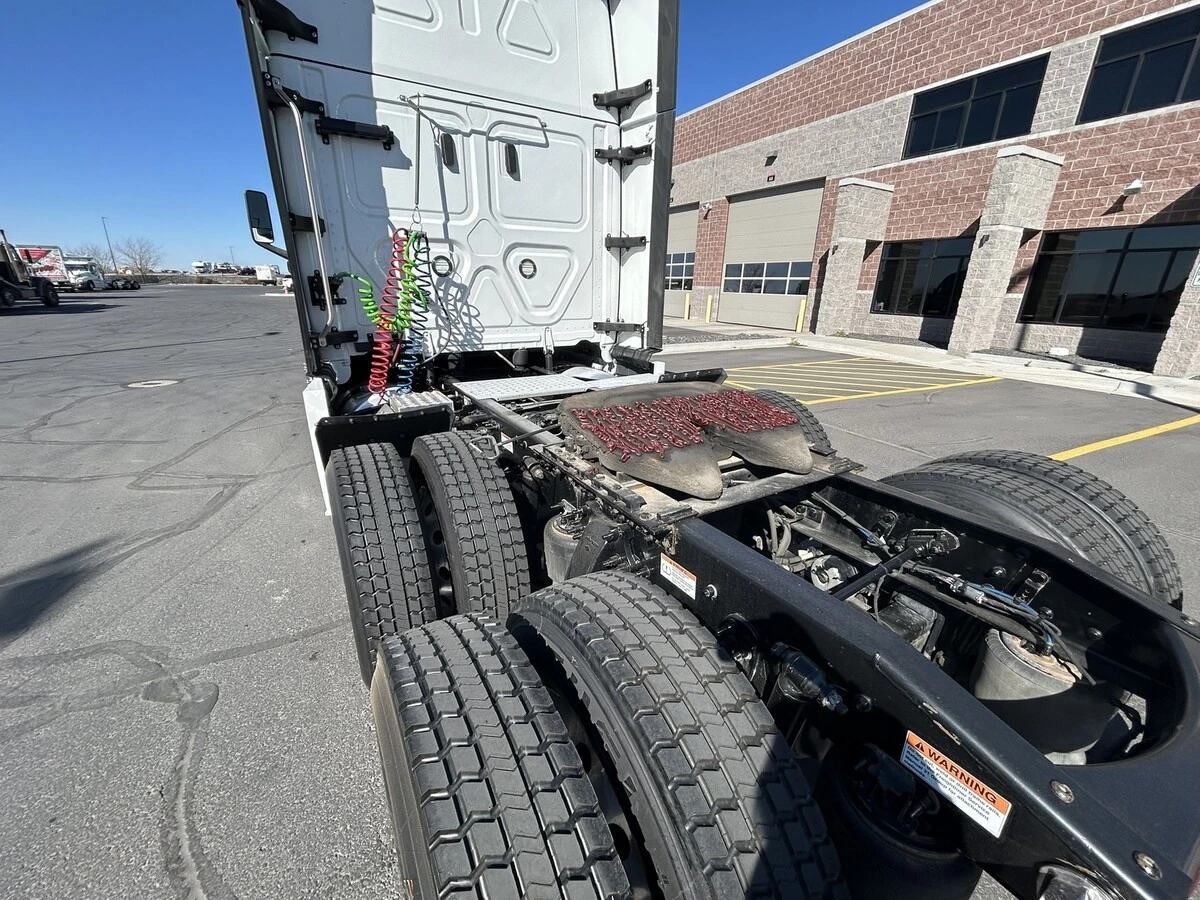 2022 Freightliner Cascadia - image 11