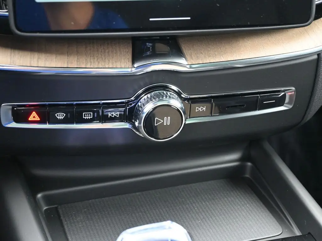 2026 Volvo - image 16