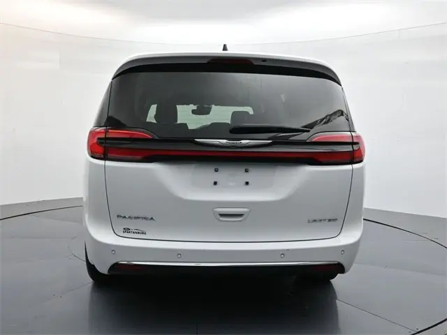 2023 Chrysler Pacifica Limited photo 3