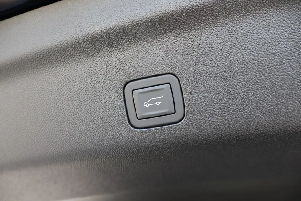 2025 Chevrolet Tahoe Premier photo 38