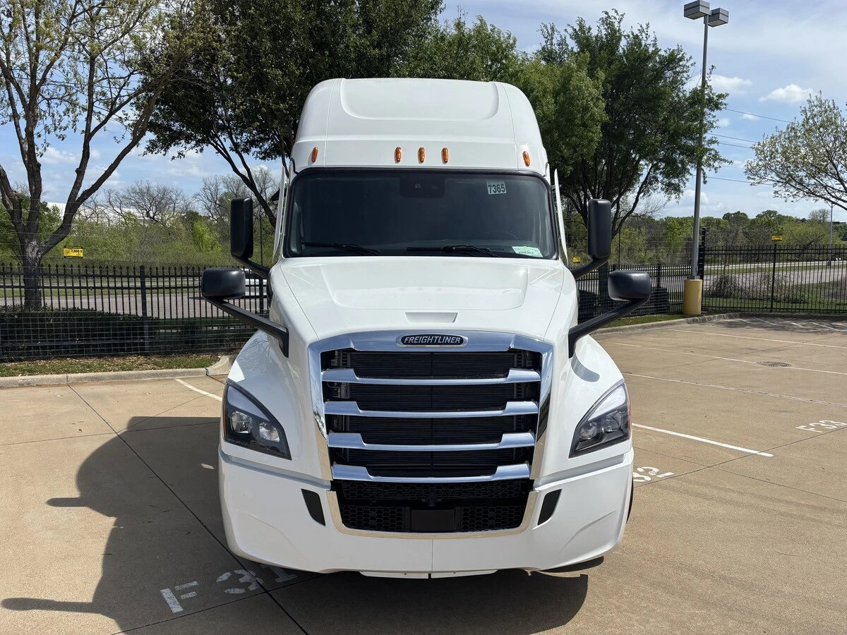 2027 Freightliner Cascadia - image 8