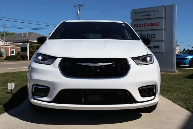 2026 Chrysler Pacifica photo 5