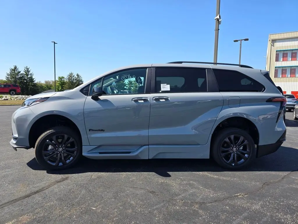 2025 Toyota Sienna XSE photo 14