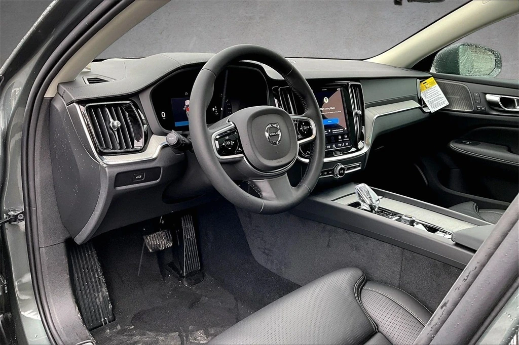 2026 Volvo - image 7