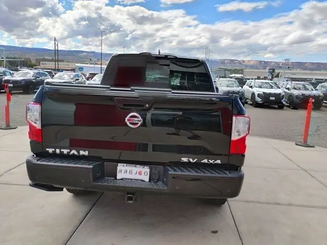 2022 Nissan Titan SV photo 4