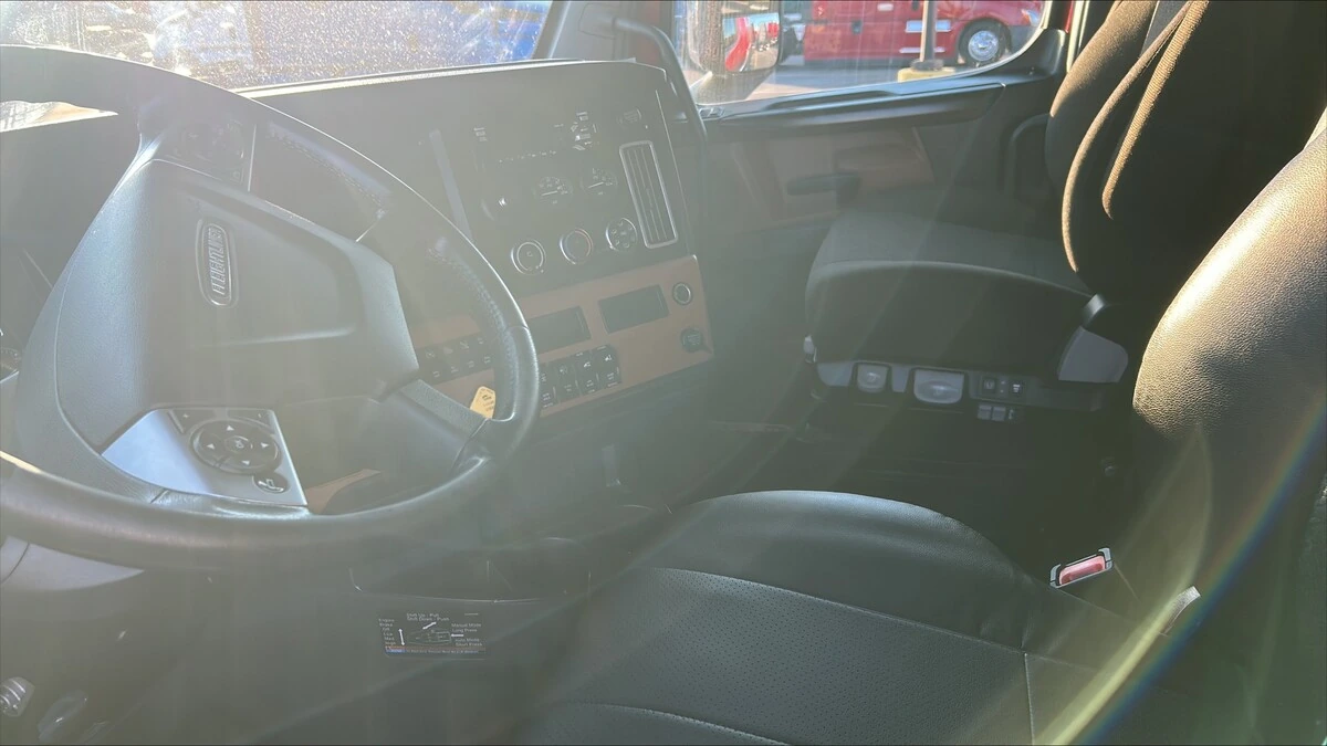 2022 Freightliner Cascadia — photo 7