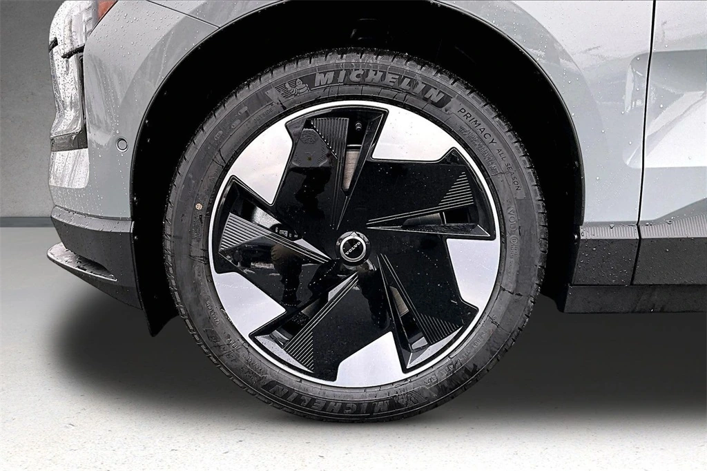 2026 Volvo - image 12