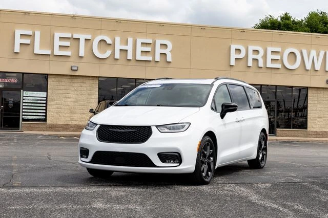 2025 Chrysler Pacifica Limited's photo