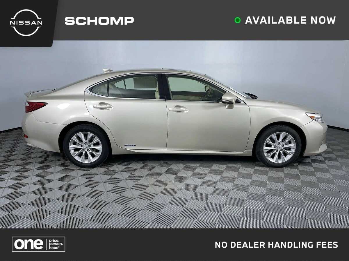2015 Lexus ES 350 300h's photo