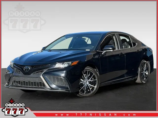 2023 Toyota Camry SE's photo